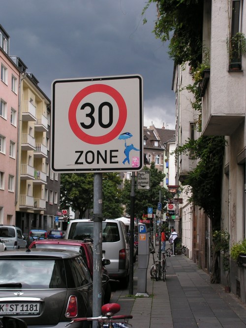 Sticker auf der Lübecker Straße (Köln)